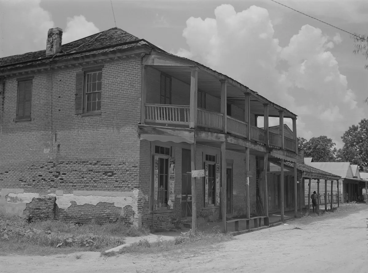 The Rodney hotel in 1940 — seventy years after the river had moved, the building still standing