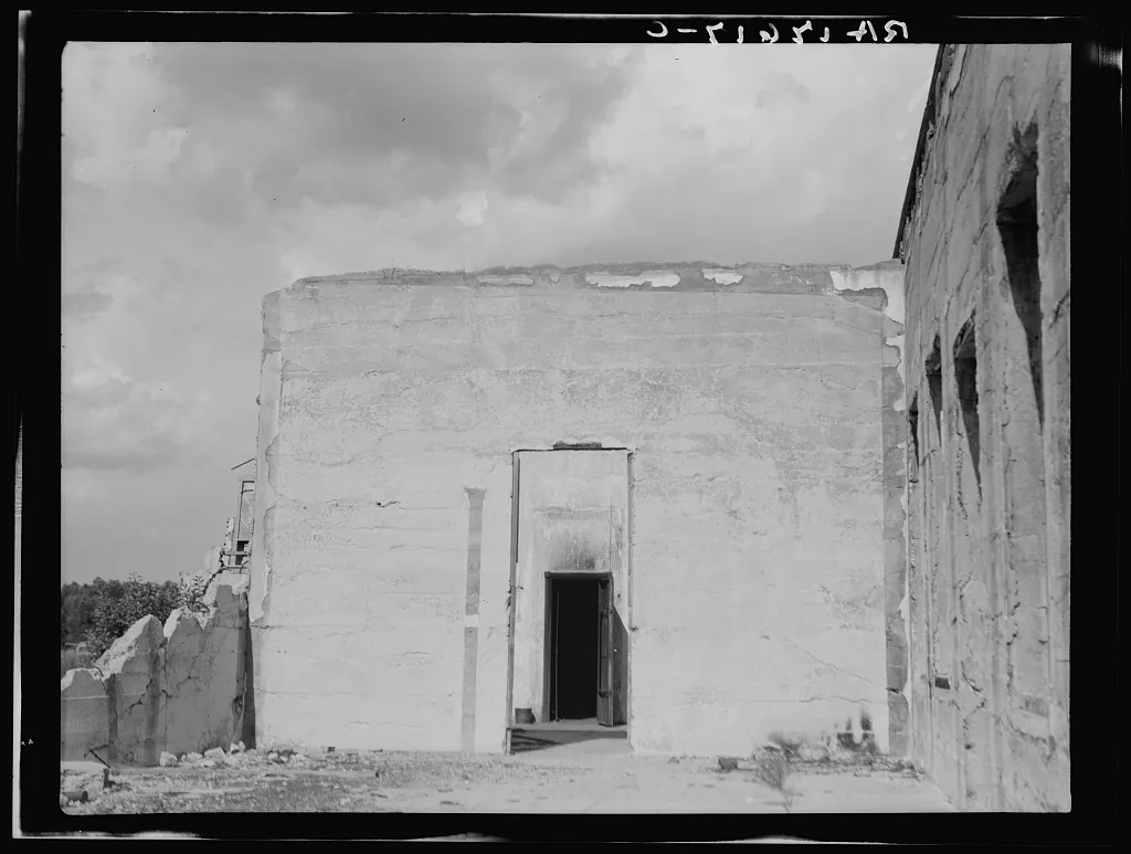 Fullerton, Louisiana. An abandoned lumber town. FSA/OWI photograph of the town after the mill closed and the people went