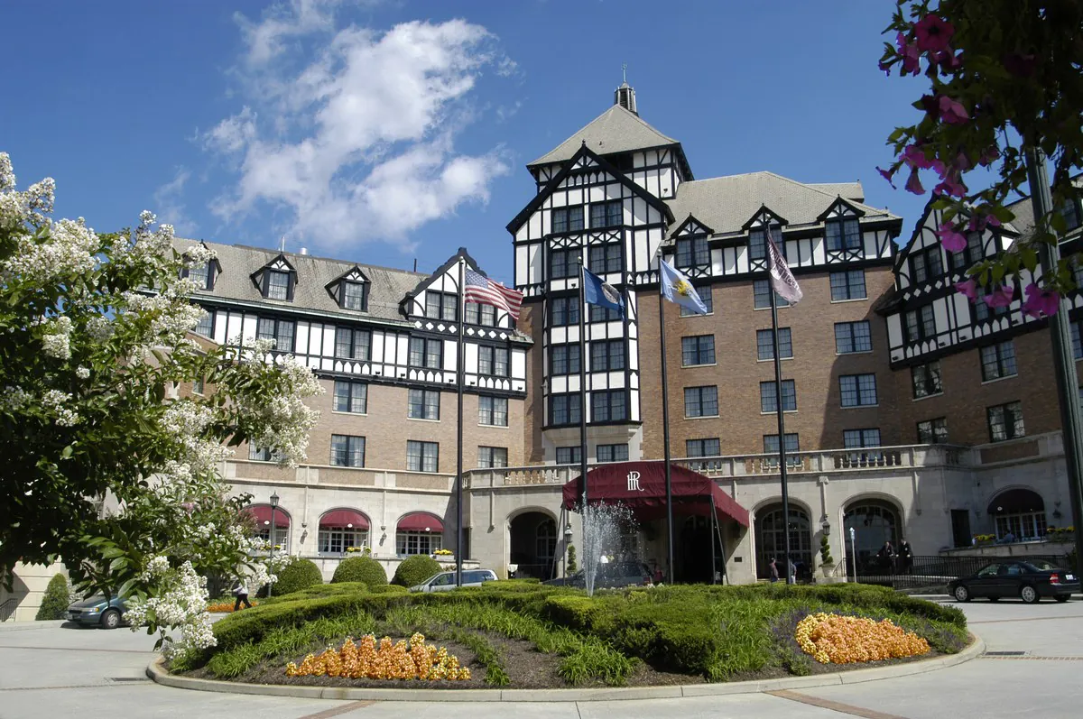 Hotel Roanoke front entrance — the 1938 Tudor Revival structure that replaced the Victorian wings demolished that same year, 2008