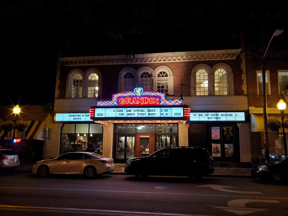 Raleigh Court — The Neighborhood with the Neon Sign