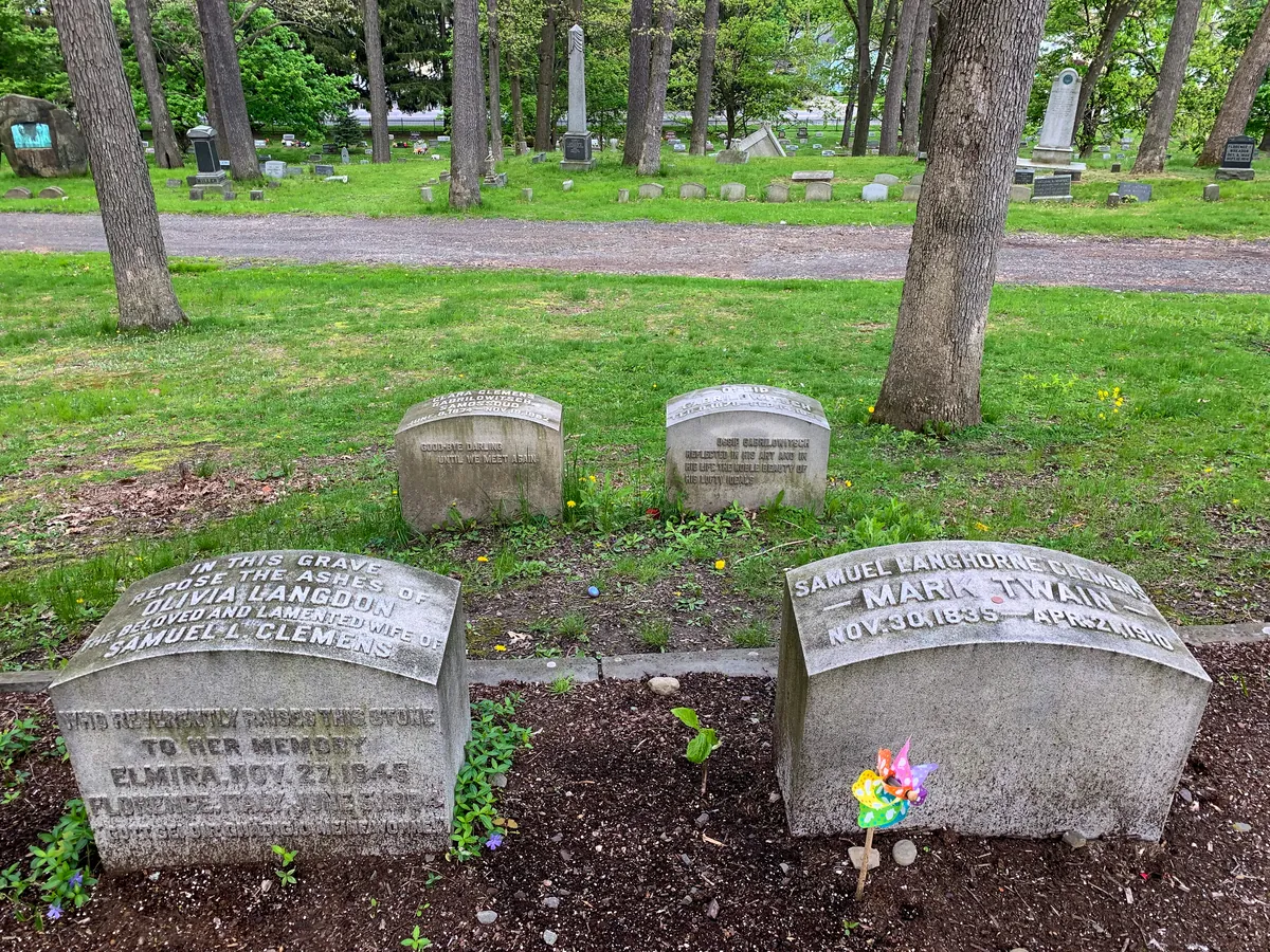 Mark Twain's Grave — Woodlawn Cemetery