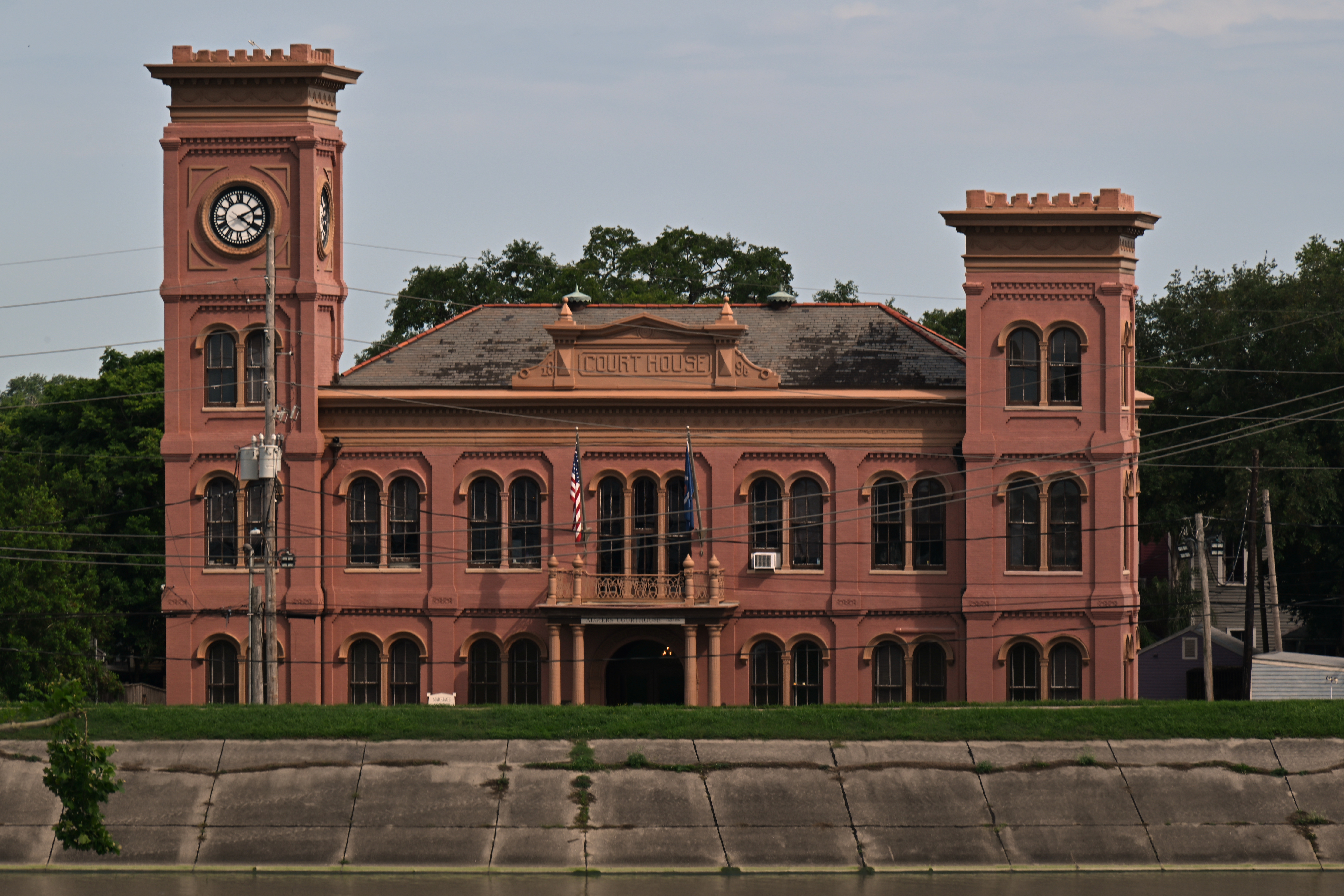 Algiers Courthouse — The West Bank's Civic Anchor