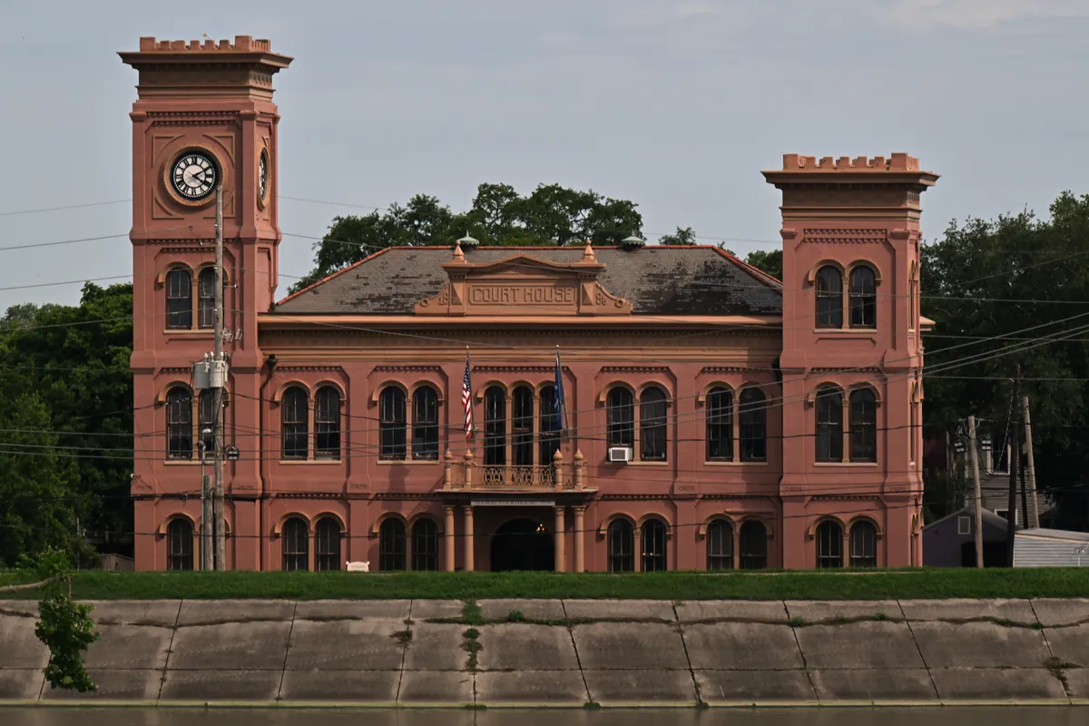 Algiers Courthouse — The West Bank's Civic Anchor